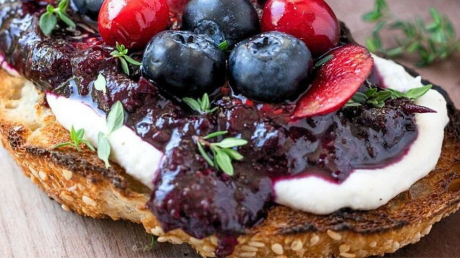 BERRY JAM COTTAGE CHEESE TOAST. NO SUGAR